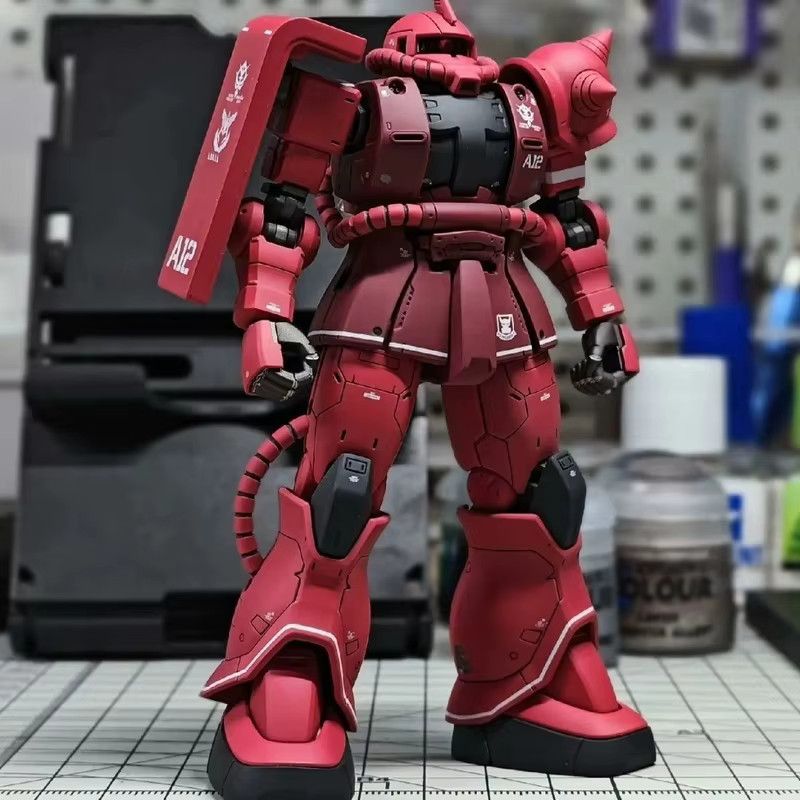 Bandai HG 1/144 Zaku Of The Red Comet Modellbausatz Action Figur in Rot - Bild 2