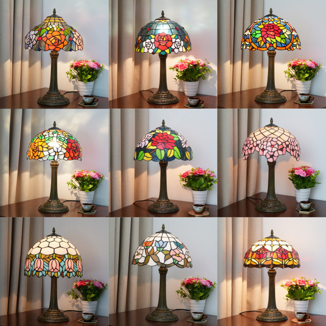 Traditionelle Tischlampe aus Buntglas mit Rosenmuster im mediterranen Stil, Türkische Schreibtischleuchte in Multicolour mit Bronze-Metallgestell - Bild 1
