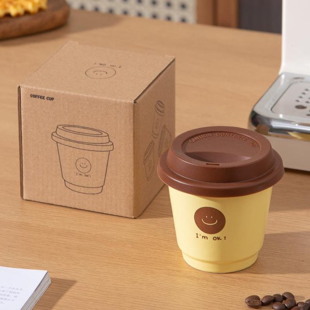 Personalisierte Keramiktasse mit Deckel von Yiran Furniture in Gelb, 230 ml - Bild 1