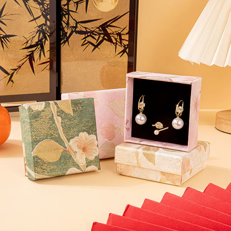 Luxuriöse quadratische Schmuckbox mit Blumenprägung aus Papier in Orange und Multicolour, B/T/H: 7,5 x 7,5 x 3,5 cm - Bild 2