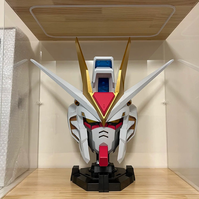 TAKARA TOMY Strike Freedom LED-Leuchthelm, Tragbare Maske, Cosplay-Requisite, Desktop-Ornament, Sammlermodell - Bild 1