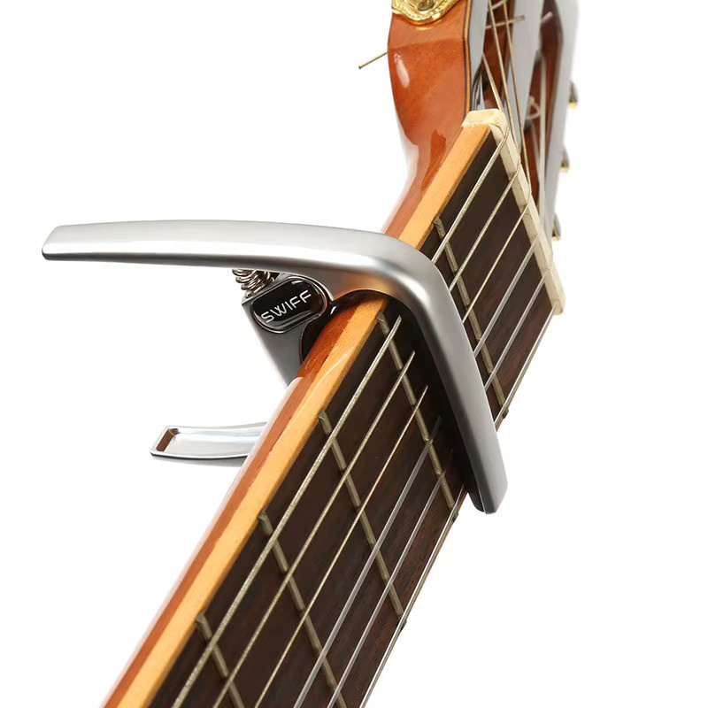 YUEKO K8 Gitarren-Capo aus Zinklegierung in Silber für Akustik- und E-Gitarren - Bild 4