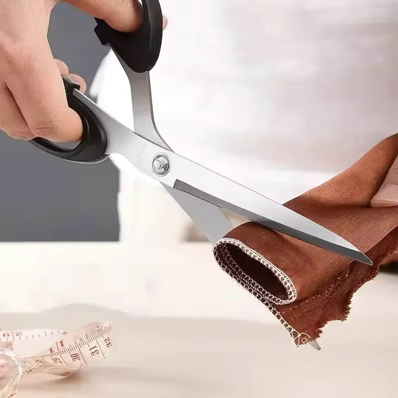 Professionelle Schneiderschere aus Edelstahl in Schwarz mit ergonomischem Griff für DIY-Nähprojekte und Bastelarbeiten - Bild 2