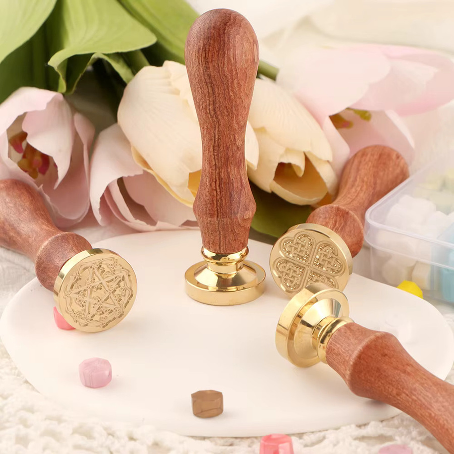 2er-Pack Vierblättriges Kleeblatt Wachssiegelstempel aus Messing mit Holzgriff in Gold für Umschläge und Einladungen - Bild 3