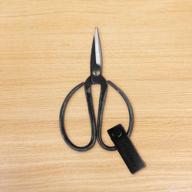 Benson Schere aus Metall in Schwarz mit Echtlederbügel - Bild 1