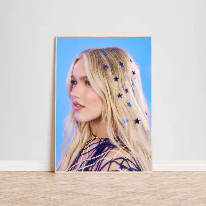 Freya Skye Poster Porträt in mehrfarbigem Design für die Wandmontage, Hochformat, 21 x 21 cm - Bild 2