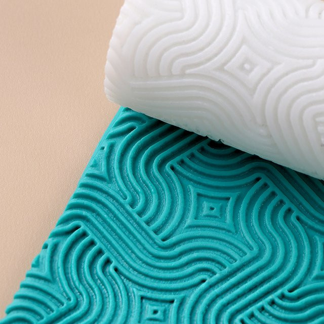 Wellenförmiger Formroller aus Kunststoff in Weiß für Polymerton und Tonkunst zur Texturierung bei DIY-Handwerk und Schmuckherstellung - Bild 1