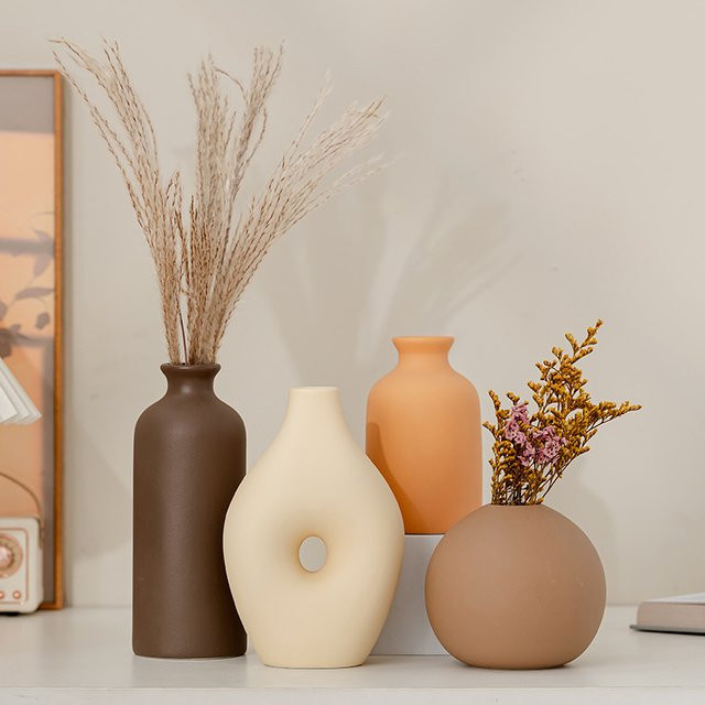 Weiße Keramikvase im skandinavischen Design von PDQ als Tischdekoration für Wohnzimmer und Schreibtisch - Bild 1