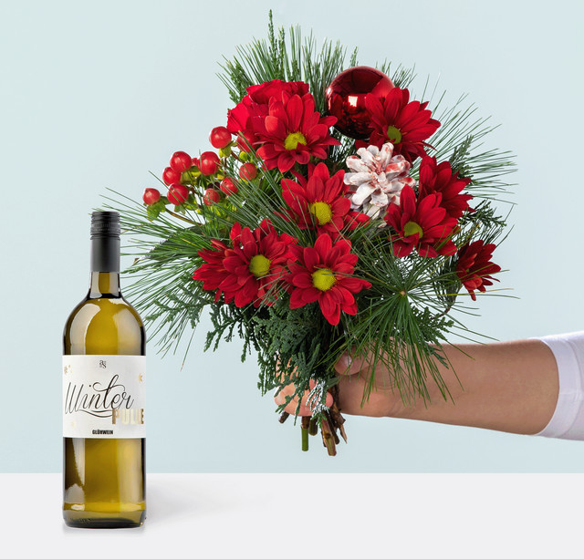 BLUME2000 Bouquet Wintergruß mit Glühwein Chrysanthemen Johanniskraut Rosen red green Weihnachten - Bild 1