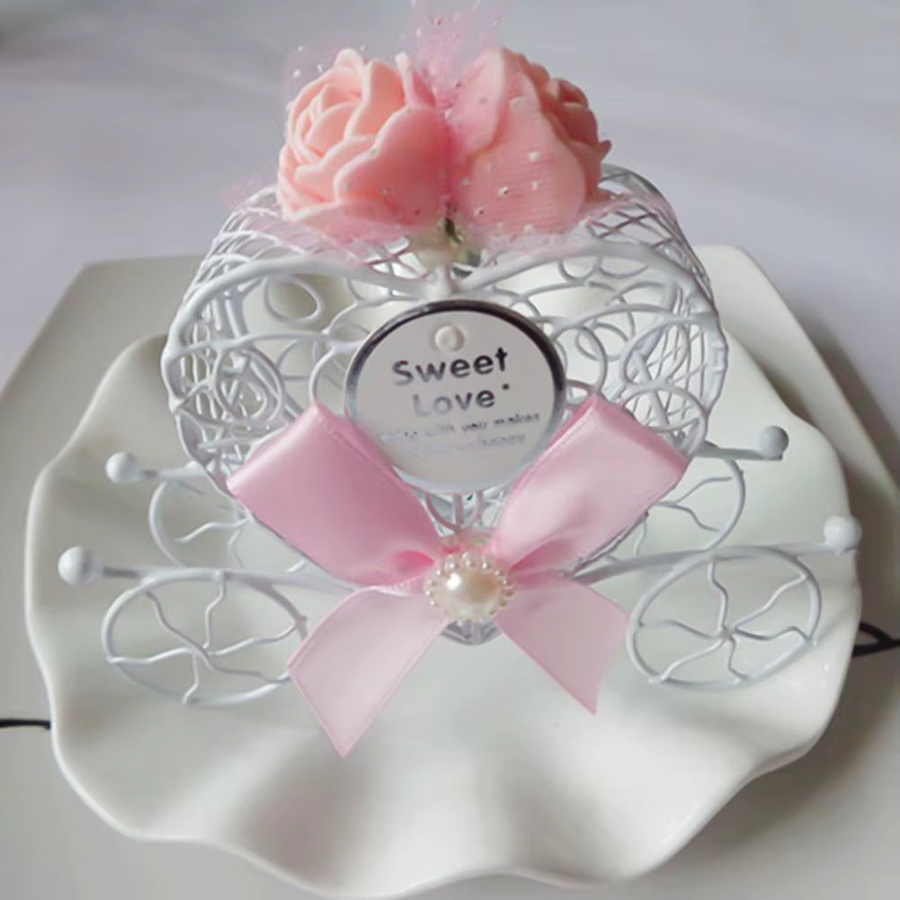 Romantische Kürbiskutsche aus Metall in Herzform als Geschenkbox für Pralinen und Süßigkeiten in Pink und Weiß im Shabby-Chic-Design - Bild 2