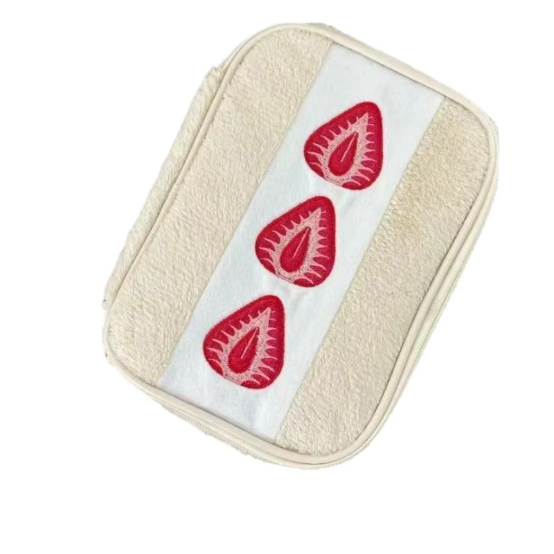 Flauschige Erdbeer-Sandwich-Aufbewahrungstasche als Kosmetiktasche und Schreibwaren-Organizer in Weiß - Bild 4