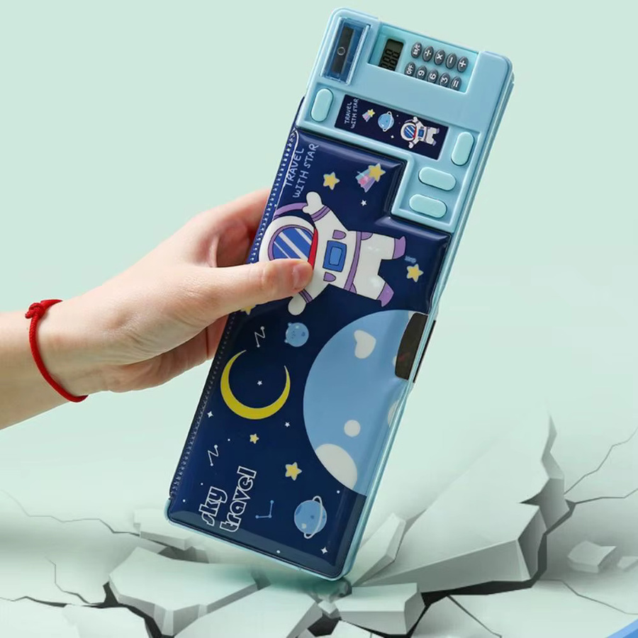 Blaues Federmäppchen aus Kunststoff mit Mechanismus-Design, Taschenrechner und Bleistiftspitzer für deine Schreibwaren - Bild 2