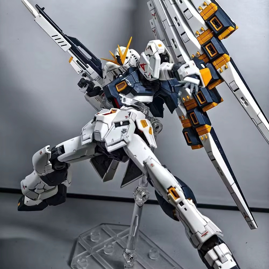 Bandai Gundam RG RX-93 Mecha Actionfigur Modellbausatz, beweglicher Montage-Roboter mit Trichterrucksack und Ständer - Bild 3