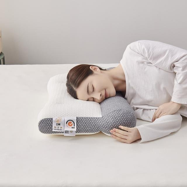 Orthopädisches Memory-Kissen von Yiran Furniture aus Baumwolle und Polyester in Grau, ergonomisch geformt zur Entspannung der Halswirbelsäule, B/H: 70 x 40 cm - Bild 1