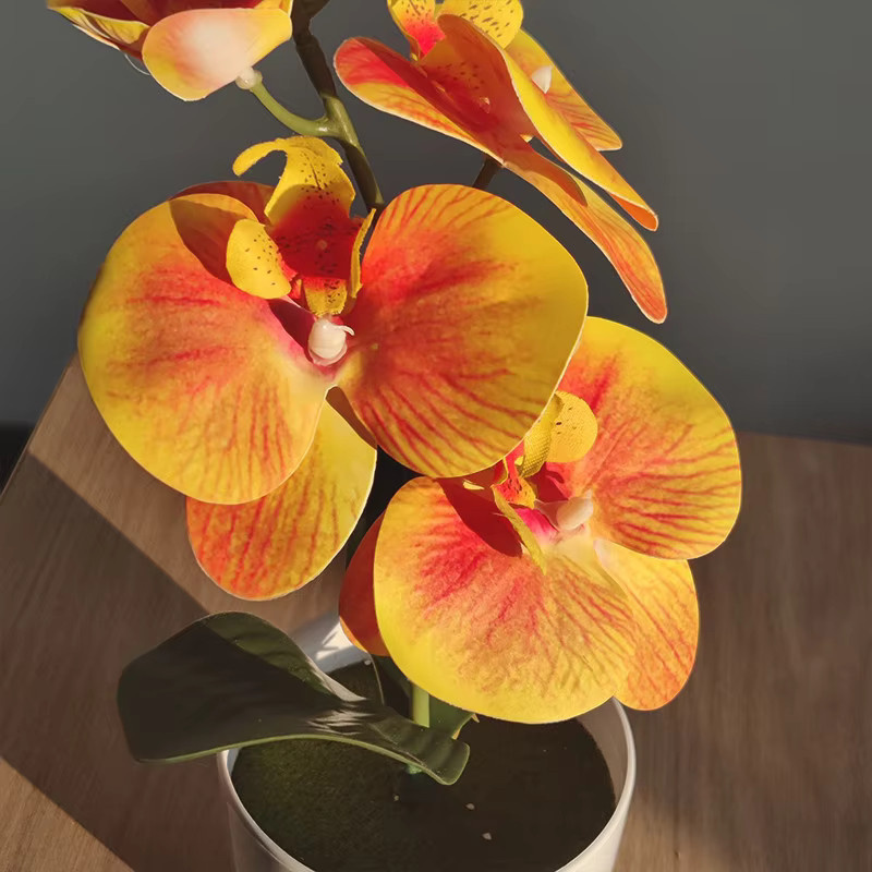 NANDI Kunstblume Orchidee mit Schmetterlings-Design für Tischdekoration und Heim- sowie Hochzeitsdekoration - Bild 2