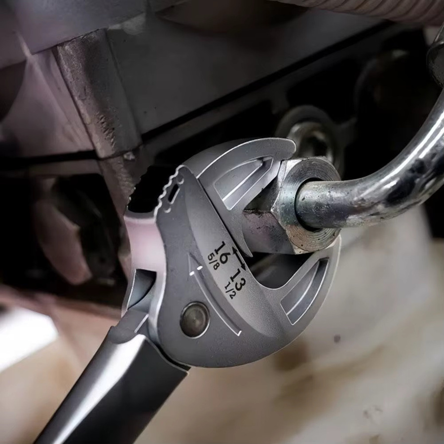 Multifunktions-Schraubenschlüssel mit großem Öffnungsbereich in Silber für Auto, Motorrad und Maschinenreparaturen - Bild 2
