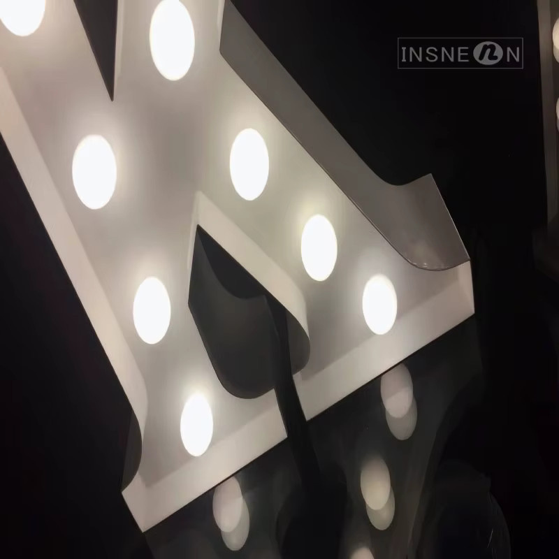 LED Buchstaben-Schild in Weiß mit warmweißem Licht für Dekoration bei Hochzeiten, Geburtstagen oder Partys - Bild 3