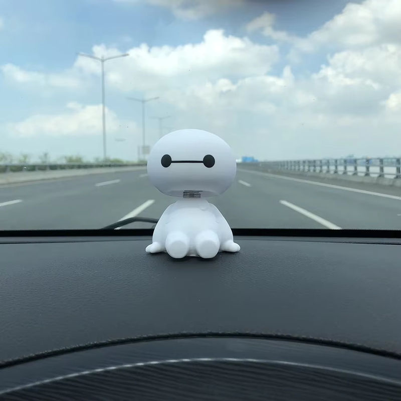 Baymax Roboter Figur aus Kunststoff als Auto Ornament für die Innenraumdekoration in Weiß - Bild 3