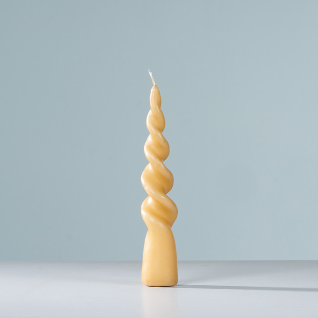Stabkerze Twist von BLUME2000 in Hellbraun gedreht - Bild 1