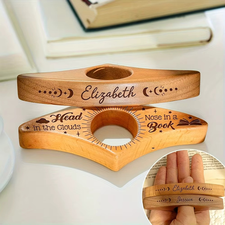 Personalisierter Holz-Buchseitenhalter mit Namensgravur in Braun als handgefertigter Leseständer und moderne Tischdekoration - Bild 5