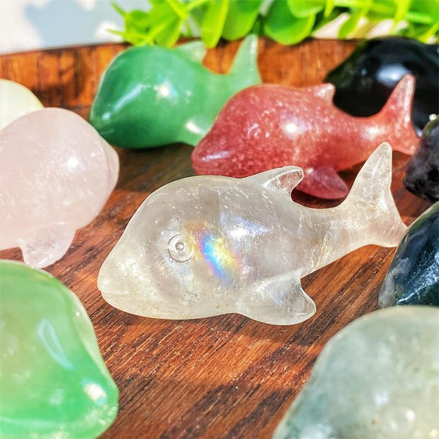 Blauer Delfin aus Naturkristall als Edelsteinschmuck und Heilkristall-Dekoration - Bild 1