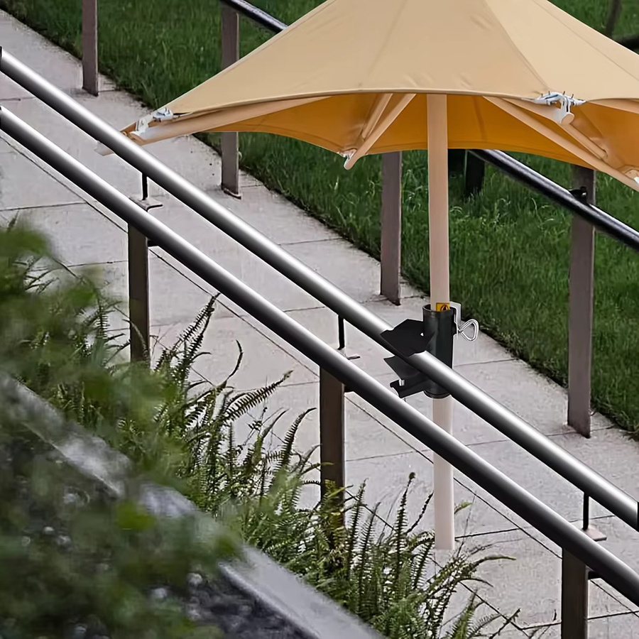 Schwarzer Regenschirm-Halter aus Metall als Befestigungs-Clip für Balkon und Terrasse - Bild 5