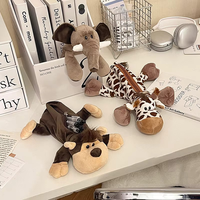 Plüsch Etui mit Cartoon Tier Motiven Elefant oder Löwe von CHENJ als Schreibwaren-Aufbewahrungstasche für Kinder in Mehrfarbig - Bild 2