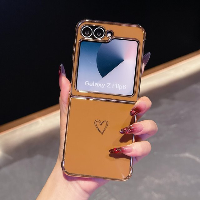 Silikonhülle mit Liebesherz für Samsung Galaxy Z Flip 5, Z Flip 6 und Z Flip 7 FE in Braun - Bild 1