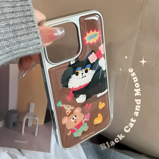 Stoßfeste Handyhülle mit Schwarzer Katze und Käse-Maus Motiv für iPhone 16 15 14 13 Pro Max in Schwarz - Bild 1
