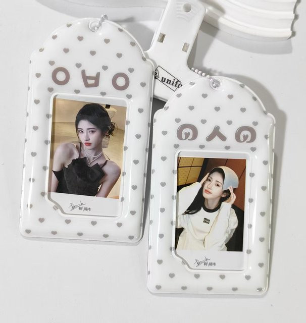 2 Stück Emoji Textkartenhalter Herzförmig Gepunktet in Weiß mit Anhänger für Kpop Fotokarten - Bild 1