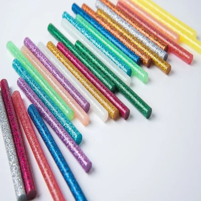 Aogue Heißklebestifte in gemischten Farben, glitzernd und stark klebend, 30 Stück, Durchmesser: 0,7 mm, Länge: 10 mm - Bild 1