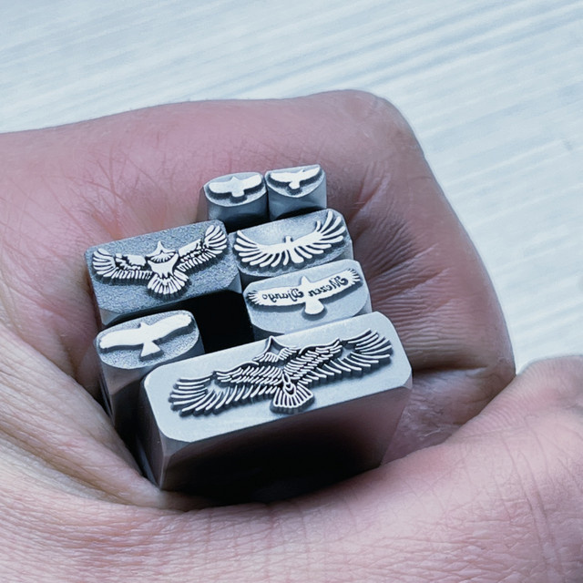 Metall-Stanzwerkzeug mit Adler-Muster für Schmuckherstellung und DIY-Handwerk in Silber - Bild 1