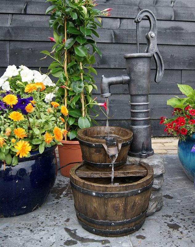 Ubbink AcquaArte Las Vegas Gartenbrunnen-Set aus Polyresin mit rustikaler Schwengelpumpe und Fässern, Höhe: 80,5 cm, Breite: 36,5 cm - Bild 2
