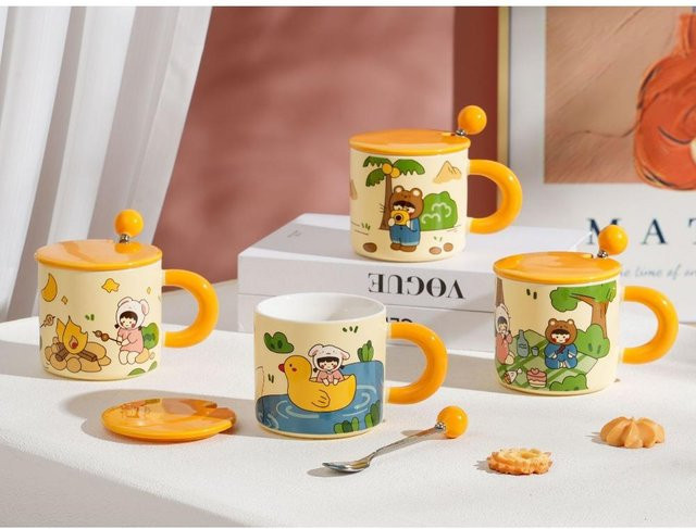 Kreative Cartoon-Keramiktasse von Yiran Furniture mit Deckel und Löffel in Braun, Volumen: 350,5 ml - Bild 1