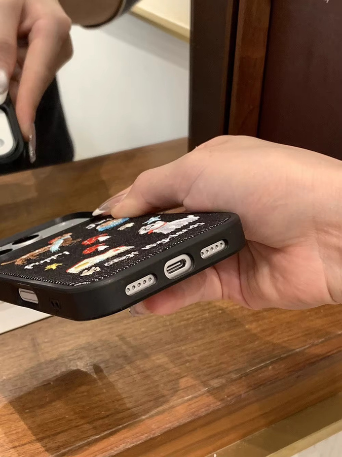 KASONPAI Handyhülle mit niedlichem Welpen-Motiv aus warmem Stoff und Retro-Denim-Stickerei für iPhone 17 Pro Max, 16, 15, 14 Pro Max, stoßfeste Abdeckung - Bild 3