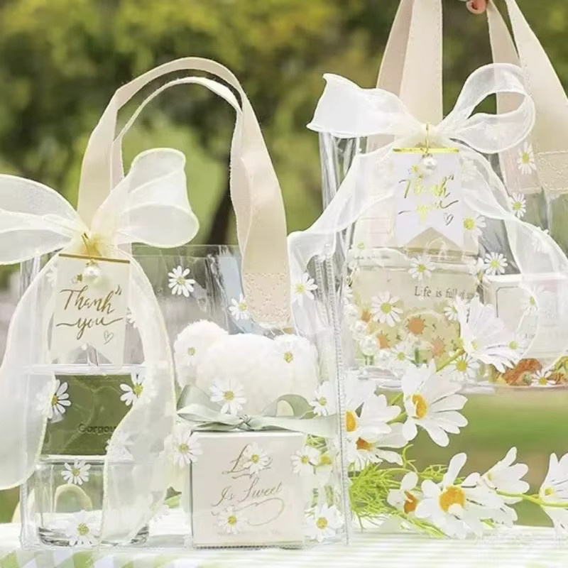 Transparente Gänseblümchen-Geschenktasche aus PVC in Beige für Frauen, Elegante Handtasche für Geburtstage und Partys, B/H/T: 23,0 x 25,0 x 14,5 cm - Bild 2