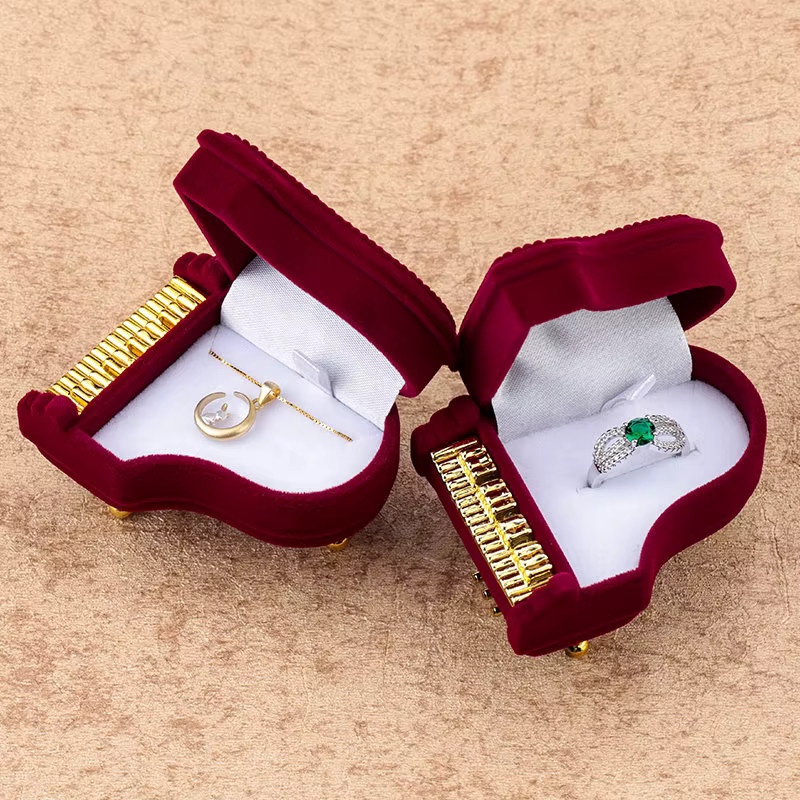 QIAO Schmuckschatulle aus Samt und Tüll in Rot für Eheringe, Ohrringe, Halsketten und Armbänder - Bild 5