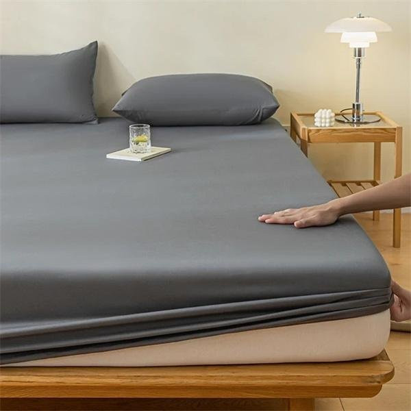 Wasserdichter Matratzenbezug von Big S Home Decor in Grau, rutschfester Spannbettlakenschutz aus Mikrofaser und Polyester mit Gummiband, B/T/H: 180 x 200 x 30 cm - Bild 1