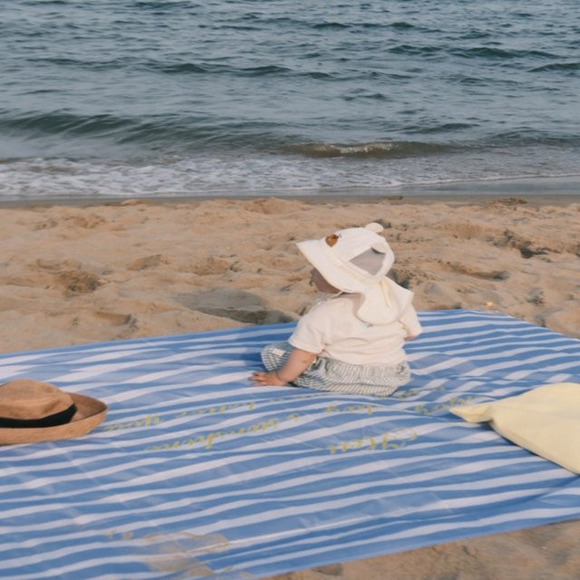 VIKAMA Strandmatte blau-weiß gestreift, sanddichte und wasserdichte Picknickmatte zum Mitnehmen, faltbar und leicht - Bild 1