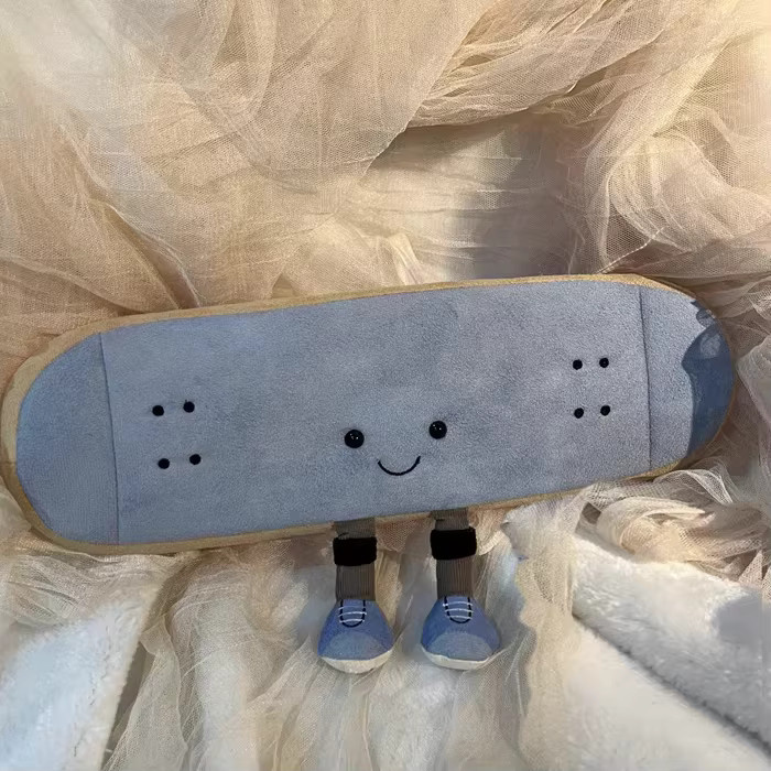 Bandai Skateboard-Plüschpuppe als niedliches Cartoon-Anime Kissen zur Schreibtischdekoration, Höhe: 15 cm - Bild 3