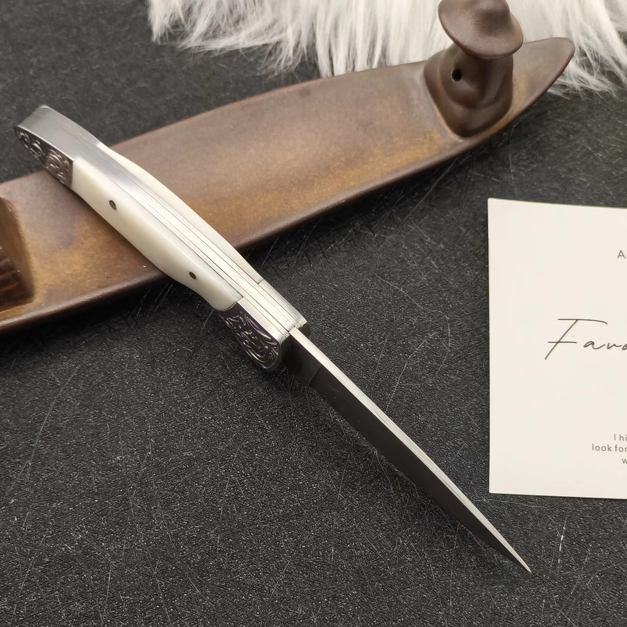 Damaszener Klappmesser mit Rinderknochen-Griff und geprägtem Stahlkopf in Weiß für Outdoor-Aktivitäten - Bild 3