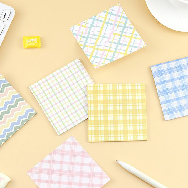 Kleine Haftnotizen mit karierter Textur in Mehrfarbig für Schule und Studium - Bild 1
