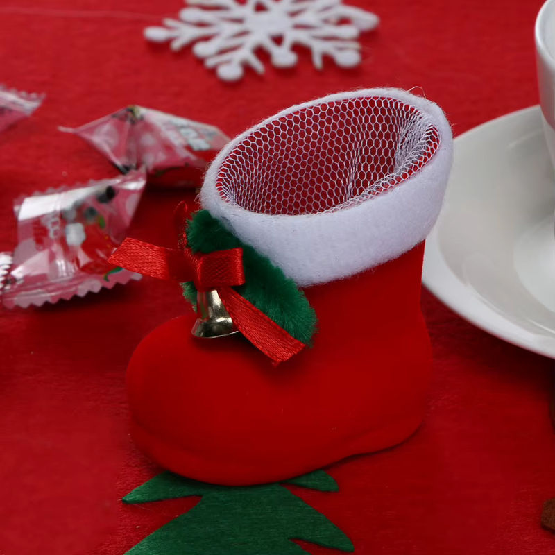 ALLOYSEED Weihnachtsmann Süßigkeiten-Stiefel aus Textil in Rot als Hängeornament für Kinder und Weihnachtsdekoration - Bild 2
