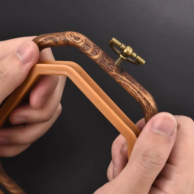 Quadratischer Stickrahmen aus Kunststoff in Braun für DIY Stickerei und Kreuzstich - Bild 3