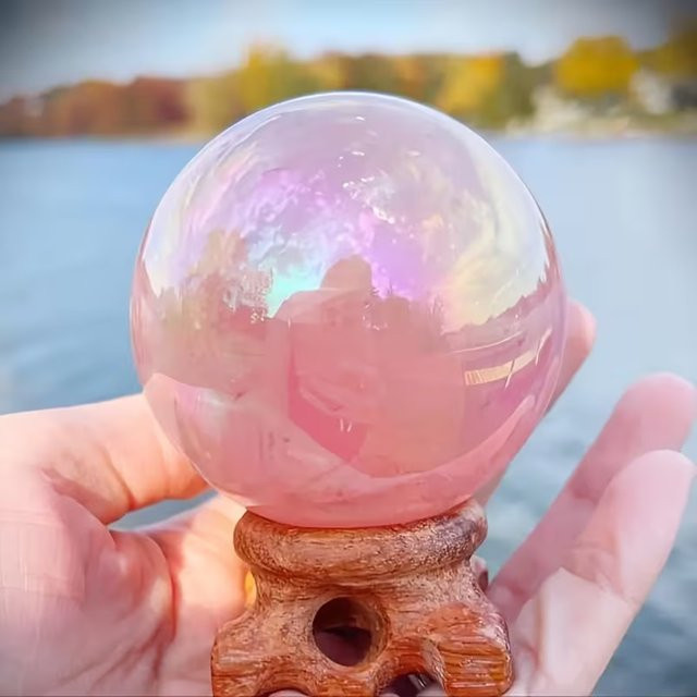 Rosa Rosenquarzkugel von CrystalHola in Pink als dekorativer Kristallstein für den Tisch - Bild 1
