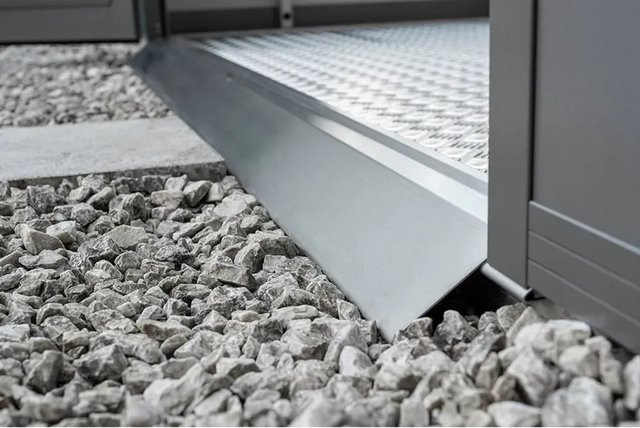 Biohort Bodenschwellenrampe für CasaNova Doppeltür aus Aluminium in Grau - Bild 1