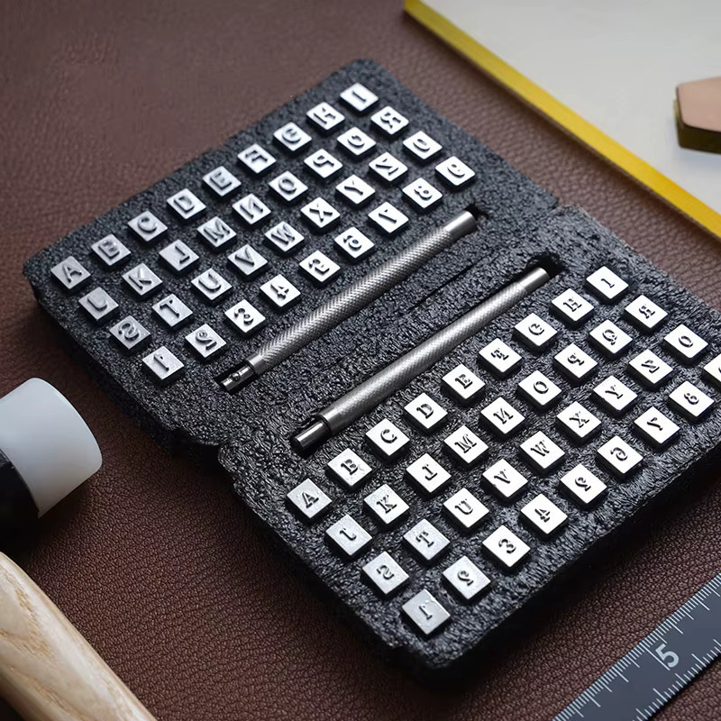 36-teiliges Leder-Buchstaben-Siegelset aus Metall in Silber für DIY Lederprägung und individuelle Namensgestaltung - Bild 4