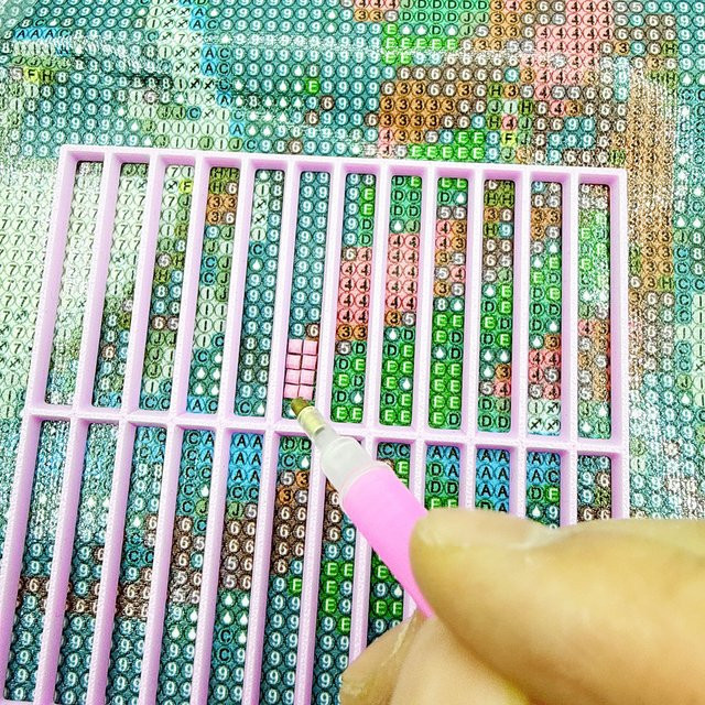 Diamantmalerei Präzisionsmesswerkzeug mit Gitterlayout und farbcodierten Markierungen in Pink aus langlebigem Kunststoff - Bild 1