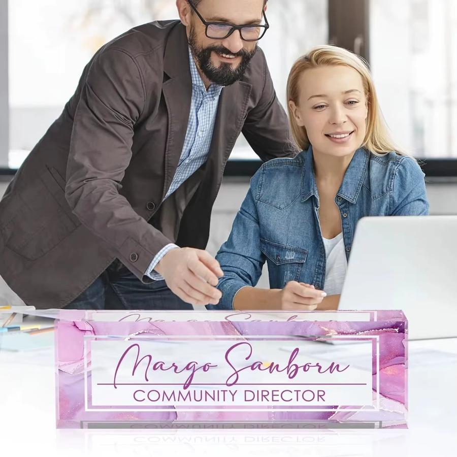 Personalisierte 2D Acryl-Schreibtisch-Namensschild von Hello Young mit rosa Blumen-Kunstdesign in Pink und Weiß - Bild 2