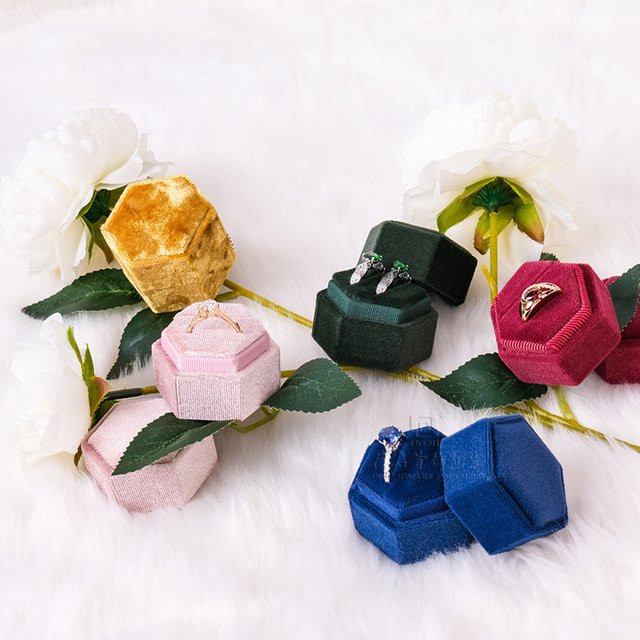 Sechseckige Samt-Ringbox für Hochzeiten in Blau und Multicolour - Bild 1